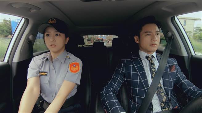 周曉涵（左）與周孝安拍追車戲。中視提供