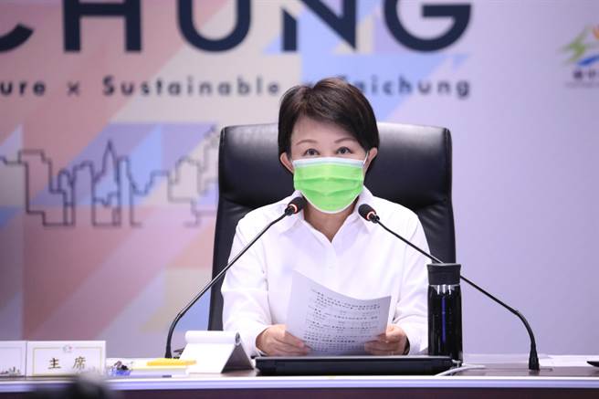 台中市长卢秀燕5日在市政会议表示，台中防疫会议讨论后，决定相关松绑原则与中央一致。（卢金足摄）