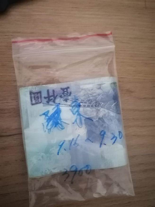 江政贤说，回到分局调阅行车纪录器，不到15分钟就找到失主，这是他应该做的，举手之劳不足挂齿，没有想到失主会放在脸书感谢他，让他又惊又喜。(翻摄脸书「员林市大小事」／吴建辉彰化传真)