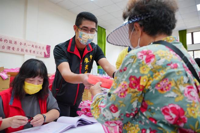 重阳节将至，新北市金山区公所特别准备「重阳敬老礼券」和「祝贺麵线」赠送给区内长者。（金山区公所提供）