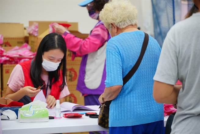 重阳节将至，新北市金山区公所特别准备「重阳敬老礼券」和「祝贺麵线」赠送给区内长者。（金山区公所提供）