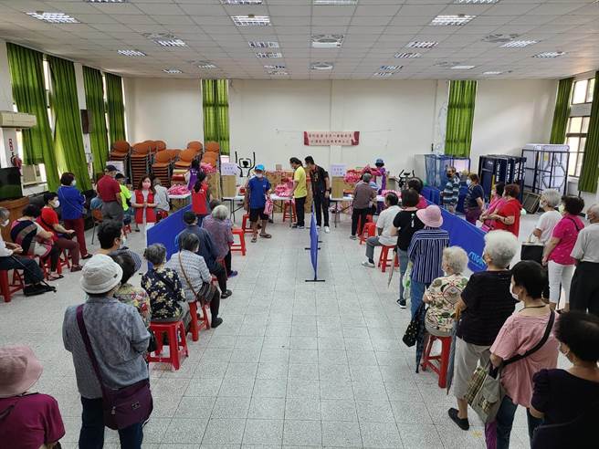 重阳节将至，新北市金山区公所特别准备「重阳敬老礼券」和「祝贺麵线」赠送给区内长者。（金山区公所提供）