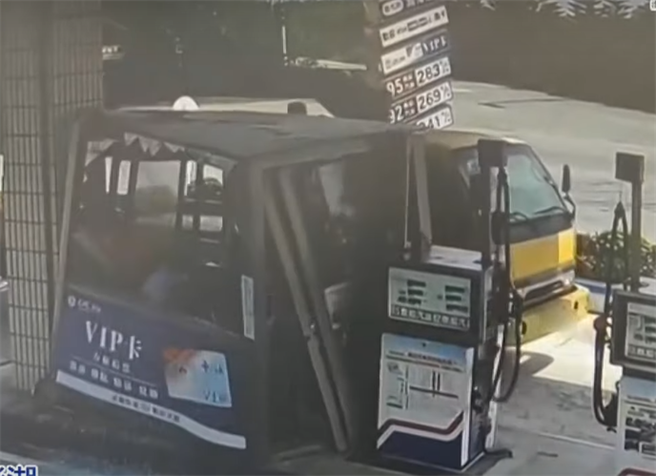 澎湖县西屿乡2日一辆吊卡因忘收右侧车身支撑架，而意外撞毁加油站收费亭。（图／中天新闻）