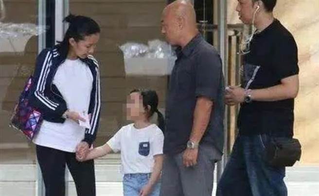 刘向蕙小小年纪就是美人胚子。(图/翻摄自微博)