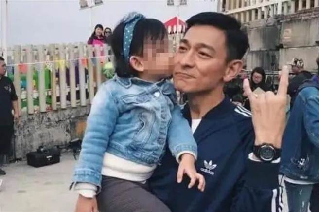 刘德华宠刘向蕙无极限，在爱女身上付出大量金钱和时间。(图/翻摄自微博)