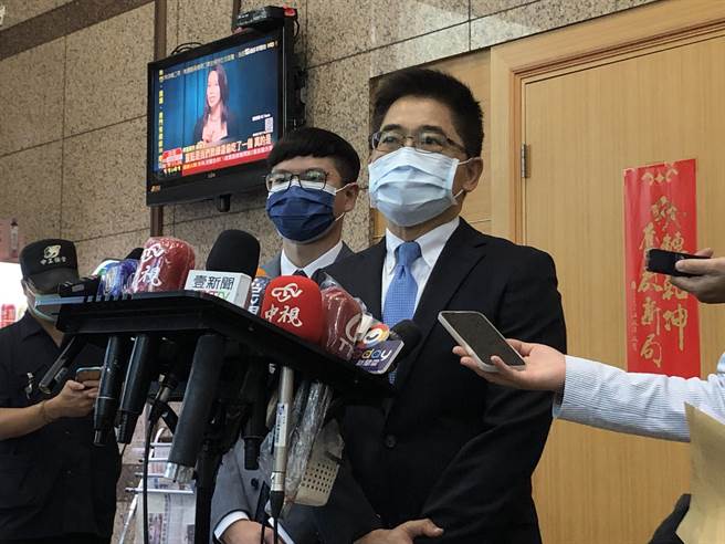 國民黨祕書長黃健庭（右）與文傳會主委凌濤（左）今天接受媒體訪問。（趙婉淳攝）