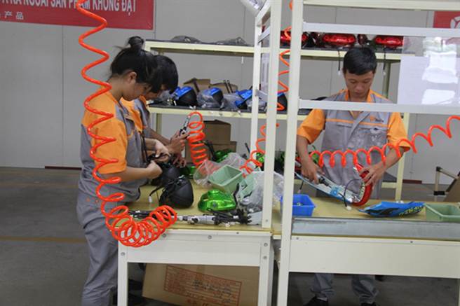 大陆观察者网5日报导，近几年来，许多外企逐步将制造业务从中国向东南亚国家迁移。图为越南首都河内，工人们在雅迪电动车工厂内焊接零件。（示意图，新华社）