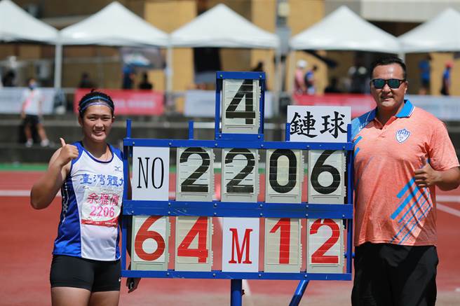 台湾体大余雅倩（左）以64公尺12全国新猷完成全大运田径公开女生组链球2连霸，教练张铭煌（右）与有荣焉。（成大提供）