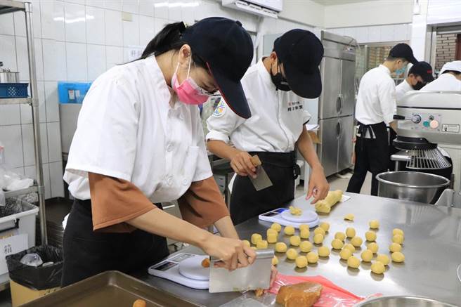 顶新和德文教基金会2020年与城市福音协会合作「烘焙就业班」。（城市福音协会提供／林良齐台北传真）