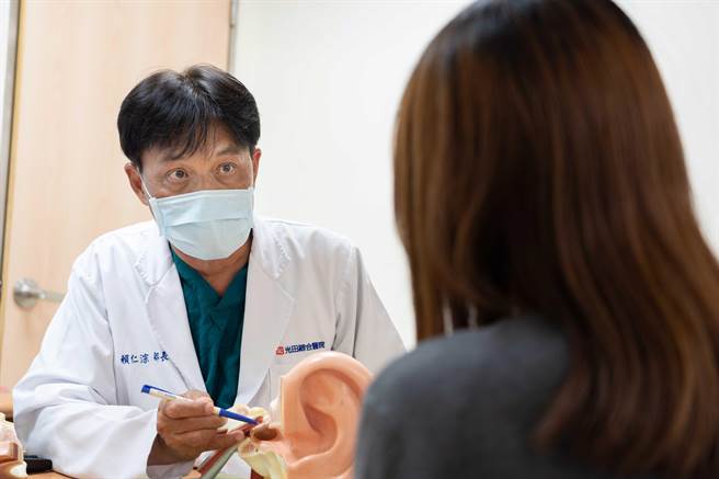 光田综合医院耳鼻喉头颈部部长赖仁淙说明，镫骨硬化症为传导性听力损失，透过手术有机会恢復听力。（光田综合医院提供／陈淑娥台中传真）