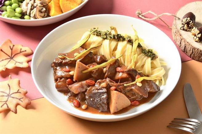 （「gonna共乐游」秋季限定料理「花椒红酒炖牛与金针青酱宽麵」，选用花莲六十石山的无硫金针与枸杞、红酒炖牛肉搭配义大利宽麵。图／gonna共乐游）　