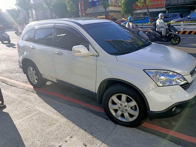 63歲田姓女子今（5日）上午7時許，開車行經新北市中和區建一路要左轉中山路，不慎擦撞56歲李姓男子騎乘的機車，李男當場彈飛倒地。（翻攝）