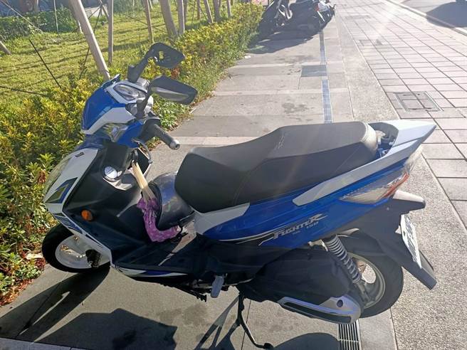 63歲田姓女子今（5日）上午7時許，開車行經新北市中和區建一路要左轉中山路，不慎擦撞56歲李姓男子騎乘的機車，李男當場彈飛倒地。（翻攝）