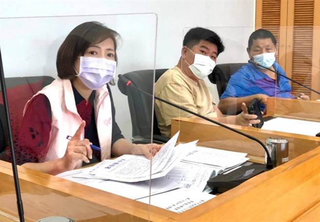 市議員陳淑華(左)指出，水湳轉運中心工程經費追加8億，但今年所編列的4501萬根本都還沒執行完。（陳世宗攝）