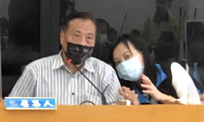 交通地政委員會召集人楊正中（左）質疑說，水湳轉運中心興建經費39億元，未來會不會再追加？（陳世宗攝）