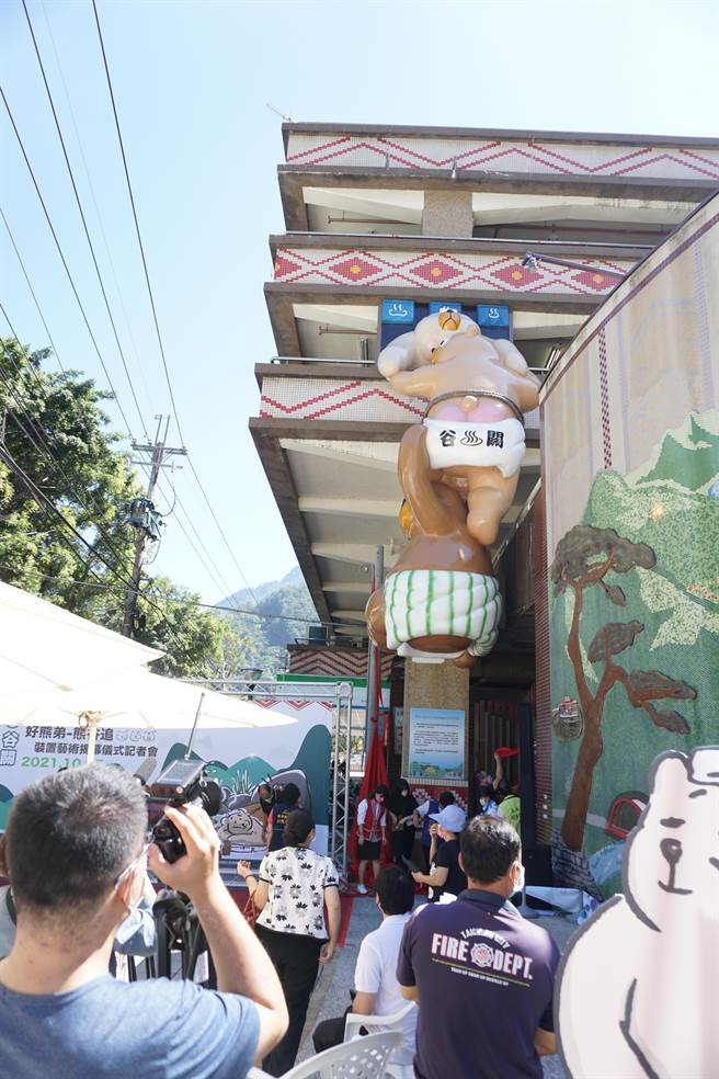 「好熊弟-熊谷追」裝置藝術高達6公尺，攀附在谷關立體停車場外牆。（王文吉攝）