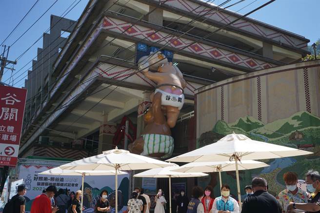 「好熊弟-熊谷追」裝置藝術高達6公尺，攀附在谷關立體停車場外牆。（王文吉攝）