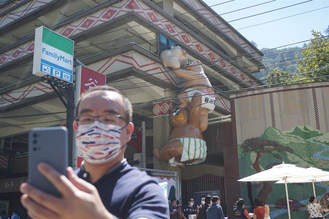 谷關社區發展協會打造「好熊弟-熊谷追」裝置藝術，將成為谷關新興打卡熱點。（王文吉攝）