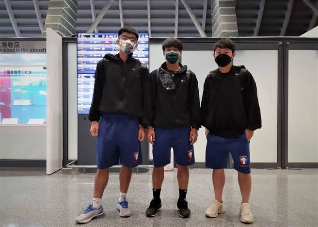 邱育宏（左起）、林昌伦、柯昱廷接获中华男足紧急徵召，转机加包车在4日晚间平安抵达泰国武里南，与中华队会合。（中华足协脸书粉专翻摄）