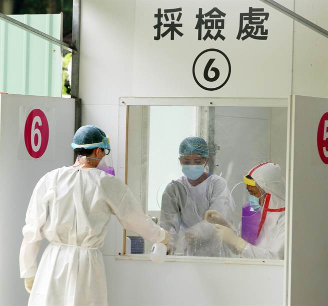 长荣航空3名机师上月确诊新冠肺炎，因逐迹遍及多县市，疫情指挥中心当时广发百万封疫情警示简讯，引发民眾恐慌。（资料照，陈怡诚摄）