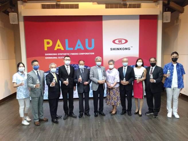 （新纤董事长吴东升(中)5日在帛琉岛衫发表会，与帛琉驻台大使欧克丽(右5)等贵宾合影。图／袁延寿）