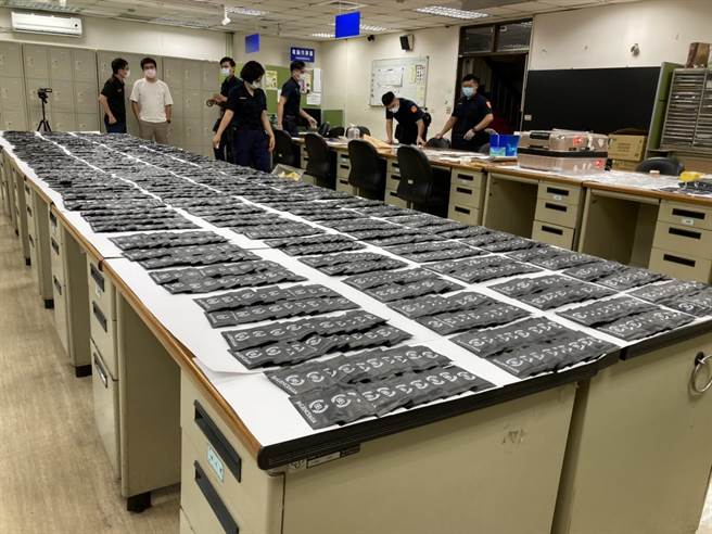 警方從行李箱內查獲近3000包毒咖啡包。（翻攝照片／林郁平台北傳真）