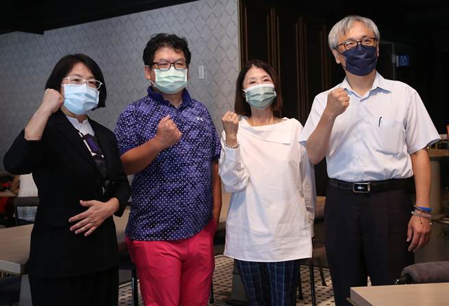 中华民国卫星广播电视事业商业同业公会秘书长陈依玫（左起）、台湾数位媒体应用暨行销协会理事长邱继弘、台北市媒体服务代理商协会理事长李运华及台北市报业商业同业公会秘书长陈志光四大媒体产业公会代表5日发表联合声明，建请让个别媒体或公协会，与谷歌、脸书国际平台进行议价协商，改善媒体业者与整体的产业分润机制，广泛纳入多元关系人，以真实反映产业的需求与未来方向。（刘宗龙摄）