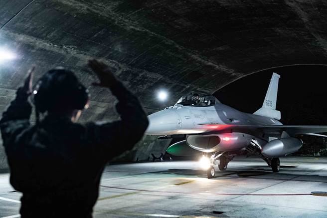 希克斯表示，在1970年代签署法律(指《臺湾关系法》)的架构下，「我们对民主的台湾岛做出承诺。美国与其他国家，特别是日本，正努力强化台湾自我防卫能力，以抵抗大陆的入侵」。图为共机扰台F-16升空警戒。(图/中央社)