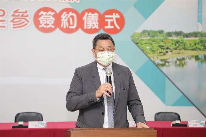 台泥董事长张安平也跟翁章梁承诺，把最新科技和最低排放引进鹿草焚化厂。（吕妍庭摄）