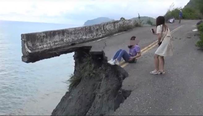 花莲台11线跳浪隧道北口左侧，一处旧道路，因长年的海水冲刷，路基被掏空，形成断崖特殊景象，却吸引游客闯入拍网红照。（民眾提供）