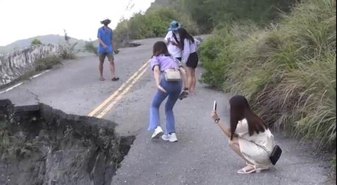 花莲台11线跳浪隧道北口左侧，临太平洋海域，长年经海水冲刷，导致旧道路路基掏空，游客拍照嘻戏，让人捏把冷汗。（民眾提供）