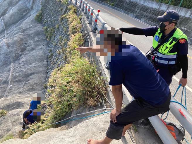 昨有两男子，为了拍照，攀岩到苏花公路断崖下，却因抽筋大声呼叫。（王志伟翻摄）