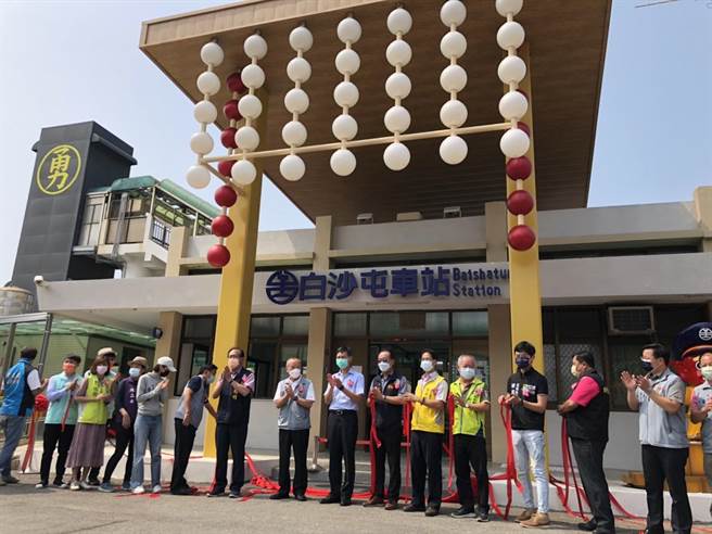 苗栗县长徐耀昌5日主持通霄镇白沙屯火车站妈祖意像装置揭幕。（苗栗县政府提供／谢明俊苗栗传真）