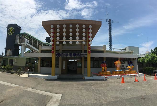 通霄镇白沙屯火车站妈祖意像装置揭幕。（苗栗县政府提供／谢明俊苗栗传真）