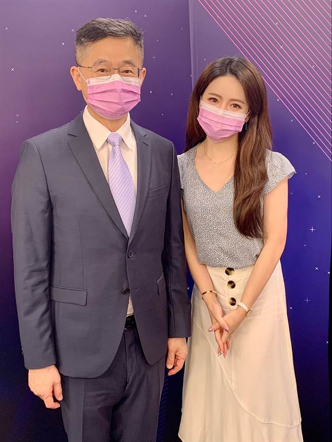 台湾运彩总经理林博泰(左)上时来运转节目，与主持人尉迟佩玉(右)谈运彩眉角。(林胜发摄)