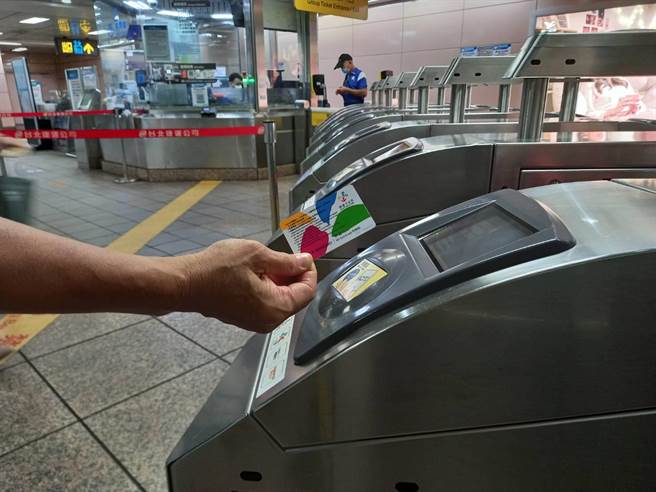 台北捷运运量因为疫情出现雪崩式下跌。（黄婉婷摄）