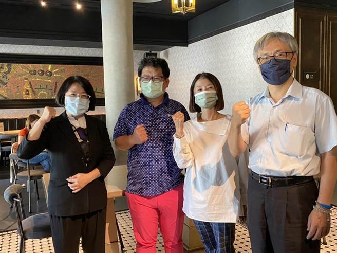 （四大媒体公协会5日吁请政府，协助促成Google、脸书站出来与媒体协商分润机制。左起分别为卫星公会秘书长陈依玫、台湾数位媒体应用行销协会理事长邱继弘、台北市媒体服务代理商协会理事长李运华、台北市报业公会秘书长陈志光。图／林淑惠）