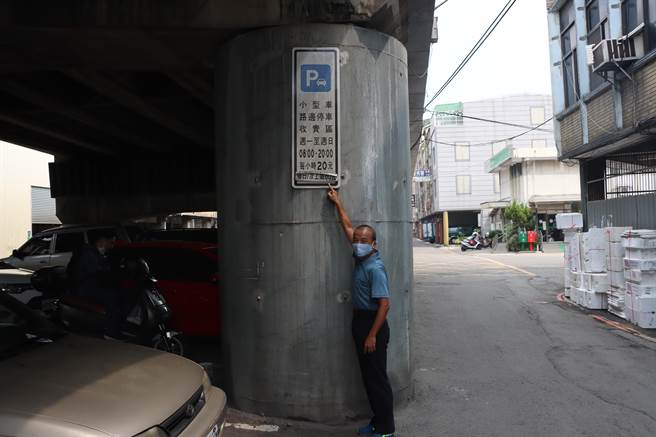 王姓男子名下的中華三菱汽車過去2年多來一直停在中華陸橋下的路邊公有收費停車格，積欠停車費加上欠費未繳罰鍰，竟高達28萬多元。（彰化分署提供／謝瓊雲彰化傳真）