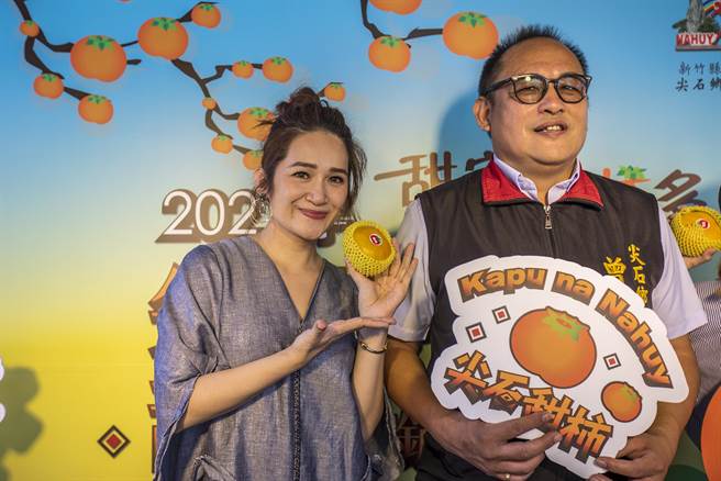 尖石鄉長曾國大（右）邀歌手羅美玲（左）擔任「甜蜜好柿多！」活動代言人。（羅浚濱攝）
