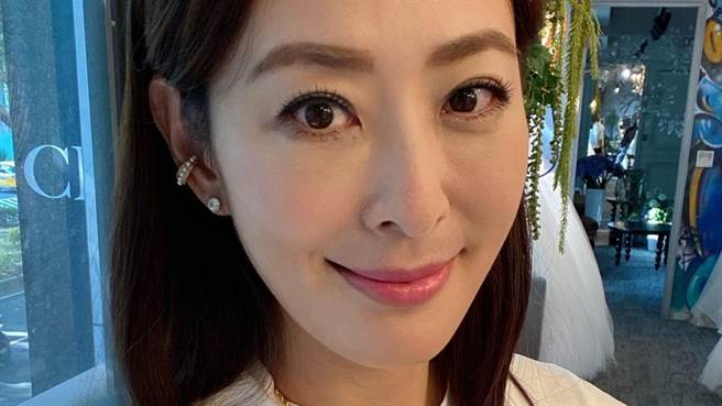 贾永婕近日在IG上晒出沙滩辣照，秀出修长美腿吸引网友目光。（图／IG@janet_chia_）