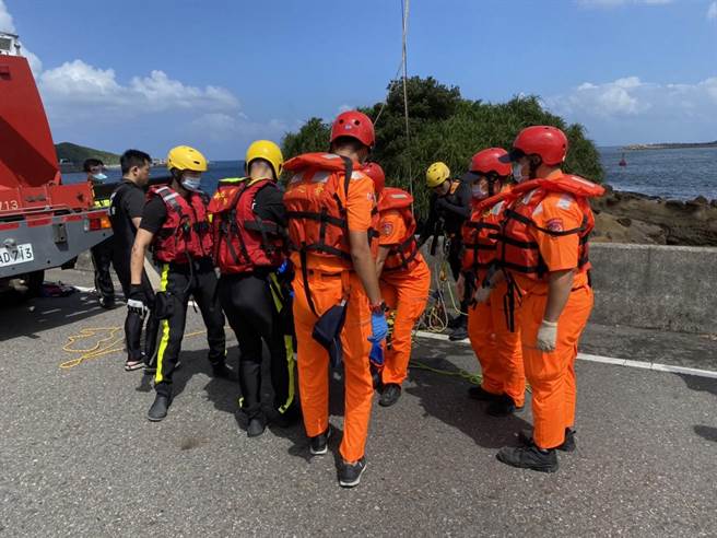 新北市瑞芳警分局今（5日）上午11時許獲報，瑞芳深澳發電廠出水口附近有一具男性屍體，會同海巡署、消防分隊等單位將男子打撈上岸。（翻攝畫面）