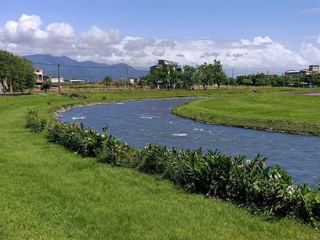 安农溪上游两岸边栽种了大量的野姜花，如今正值野姜花花期 ，景色十分美丽且空气中充满了浓郁的野姜花香气。（胡健森摄）