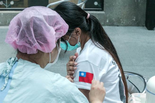 一名補習班教師遲遲打不到疫苗，慘遭班主任停職，令她崩潰地喊「我是不是該換工作了」。（圖／示意圖，記者粘耿豪攝影）