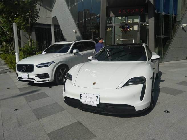 警方查扣吴嫌500万跑车。（陈鸿伟摄）