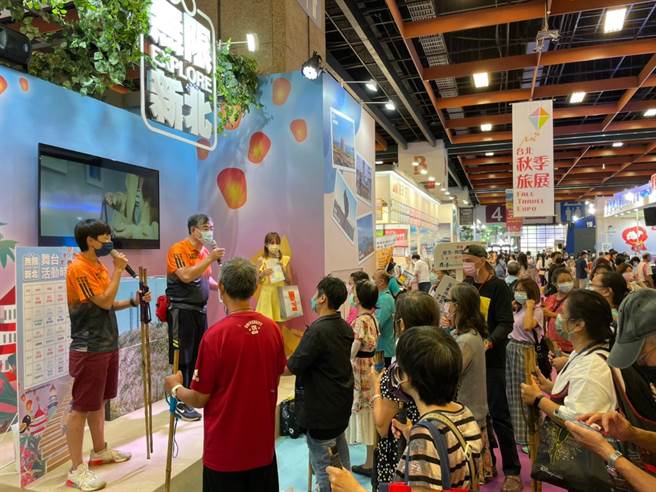 旅展第二天，新北市副市长谢政达及观旅局局长蒋志薇到新北馆，一起刺激买气。（新北市观旅局提供）