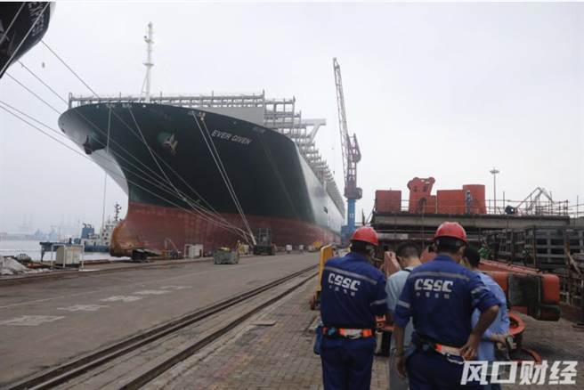 长赐号靠泊青岛维修。取自风口财经