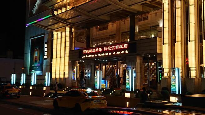 台中市府经发局证实，「金钱豹酒店」上午有派人来询问，因为国税局营业项目「有陪侍」不符合规定，请业者去国税局变更再申请復业。（卢金足摄）