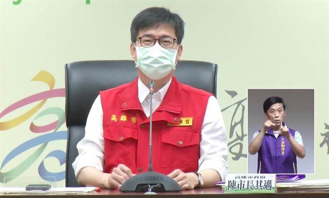 高雄市政府5日表示，KTV最快傍晚5點可復業，從業人員接種未達6成者將比照長照機構，一周免費快篩一次。（取自高雄一百Youtube頻道／袁庭堯高雄傳真）