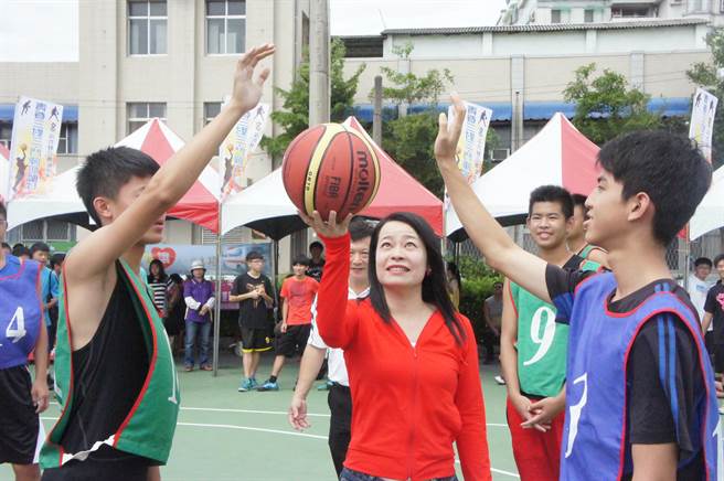 许宇甄（中开球者）担任云林县党部主委时，积极开拓年轻票源。（资料照片／周丽兰摄）