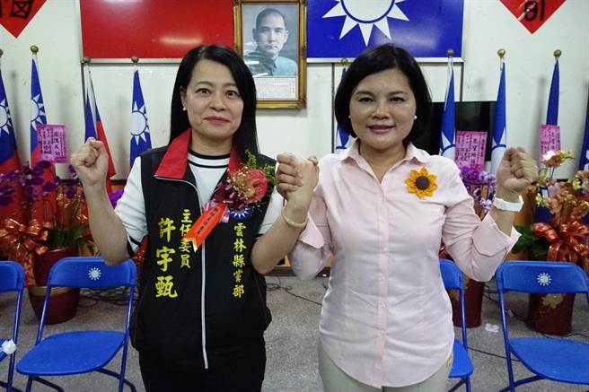 2018年7月主许宇甄（左）临危受命，回锅担任云林县党部主委，辅选张丽善（右）参选县长成功。（资料照片／周丽兰摄）